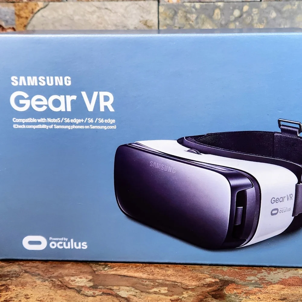 Samsung Gear VR Headset • Powered By Oculus • Fits Older Cell Phones